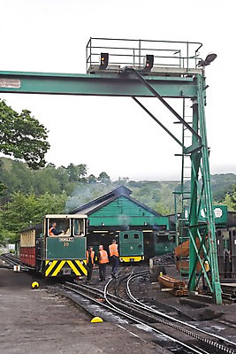 포토 JPG 주간 외국인 나무 식물 직업 해외풍경 해외 시설물 건축물 남자 유럽 영국 웨일즈 사람 풍경 여러명 성인 야외 건물 기계 기찻길 장비 기차 화물 운송업 업무 연기 숲 창고 작업자 탄광 남자만 성인남자만 성인만 철도의날 국내포토 자연요소 건축 나라 산업 육상교통 다수 대중교통 인종 작업 광업 파일형식 법정기념일