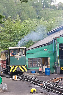 포토 JPG 주간 외국인 나무 식물 직업 해외풍경 해외 건축물 남자 유럽 영국 웨일즈 한명 사람 풍경 성인 야외 건물 기찻길 기차 화물 운송업 업무 연기 숲 창고 작업자 탄광 남자만 남자한명만 성인남자만 성인만 철도의날 국내포토 자연요소 1 건축 나라 산업 육상교통 대중교통 인종 작업 광업 파일형식 법정기념일