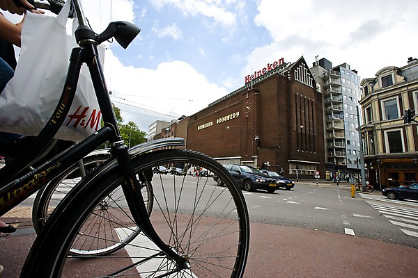 포토 JPG 주간 구름 해외풍경 해외 건축물 유럽 도로 교통수단 로우앵글 자동차 하늘 주택 사람 풍경 야외 건물 도시풍경 상점 맑음 자전거 운전 도시 보행자 횡단보도 승차 신호등 네덜란드 네델란드 국내포토 자연요소 건축 나라 길 육상교통 뷰포인트 교통 교통시설 모션 날씨 바이크 보행로 파일형식