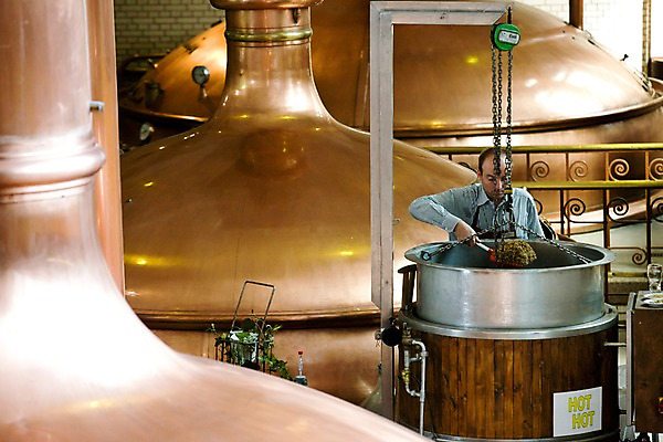 포토 JPG 외국인 직업 해외풍경 해외 시설물 남자 유럽 공장 실내 한명 사람 성인 기계 장비 업무 작업 제조 검사_조사 네덜란드 네델란드 공정 작업자 남자만 남자한명만 성인남자만 성인만 국내포토 1 건축물 나라 공업 인종 풍경 내부 파일형식