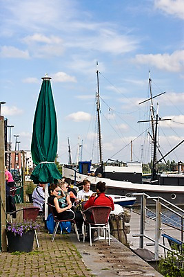 포토 JPG 주간 외국인 구름 해외풍경 해외 건축물 여자 남자 유럽 수상교통 가로등 의자 탁자 하늘 사람 풍경 여러명 성인 야외 건물 상점 맑음 카페 파라솔 보트 강가 네덜란드 운하 노천카페 네델란드 노천 선박 성인만 국내포토 자연요소 공공시설 건축 나라 교통수단 가구 다수 배_교통 날씨 인종 강 파일형식