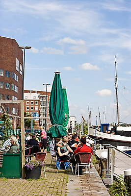 포토 JPG 주간 외국인 구름 해외풍경 해외 건축물 여자 남자 유럽 수상교통 가로등 의자 탁자 하늘 사람 풍경 여러명 성인 야외 건물 상점 맑음 카페 파라솔 보트 강가 네덜란드 운하 노천카페 네델란드 노천 선박 성인만 국내포토 자연요소 공공시설 건축 나라 교통수단 가구 다수 배_교통 날씨 인종 강 파일형식