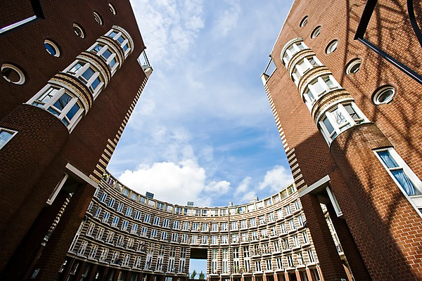 포토 JPG 주간 구름 해외풍경 해외 건축물 외관 유럽 로우앵글 창문 하늘 벽돌 아파트 풍경 사람없음 야외 건물 인테리어 맑음 발코니 네덜란드 네델란드 국내포토 자연요소 디자인 건축 나라 뷰포인트 날씨 주택 파일형식