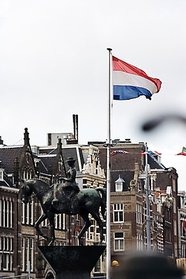 포토 JPG 주간 해외풍경 해외 건축물 유럽 거리 거리풍경 풍경 사람없음 야외 건물 도시풍경 동상 깃발 도시 국기 네덜란드 네델란드 깃봉 네덜란드국기 국내포토 자연요소 건축 나라 조형물 기념물 파일형식
