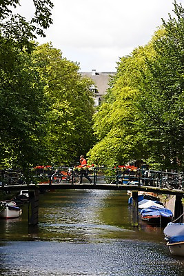 포토 JPG 주간 전신 외국인 나무 식물 해외풍경 해외 남자 유럽 이동 수상교통 한명 사람 풍경 성인 야외 옆모습 물 강 도시풍경 걷기 자전거 흐름 도시 보트 보행자 네덜란드 운하 네델란드 가교 선박 남자만 남자한명만 성인남자만 성인만 국내포토 자연요소 1 건축물 나라 교통수단 뷰포인트 컨셉 배_교통 모션 인종 바이크 파일형식