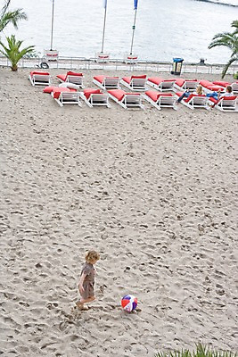 포토 JPG 주간 해외풍경 해외 계절 여자 남자 유럽 어린이 공 휴가 휴식 사람 풍경 소녀 성인 야외 세명 여름 강 하이앵글 모래사장 강가 네덜란드 선베드 공놀이 네델란드 인공 국내포토 자연요소 나라 바다 뷰포인트 컨셉 의자 놀이 파일형식