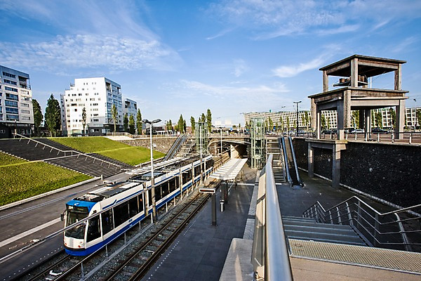 포토 JPG 주간 구름 해외풍경 해외 시설물 건축물 유럽 교통시설 하늘 대중교통 풍경 사람없음 야외 건물 계단 맑음 기찻길 운전 기차 전철 플랫폼 네덜란드 에스컬레이터 네델란드 로테르담 트램 철도의날 국내포토 자연요소 건축 나라 육상교통 교통수단 교통 모션 날씨 시설 파일형식 법정기념일