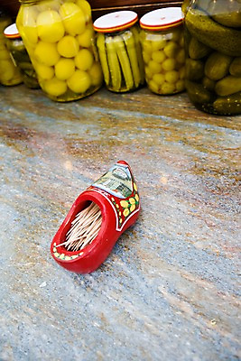 포토 JPG 해외 유럽 음식 생활용품 식재료 식탁 탁자 유리병 실내 사람없음 장식 상점 주방 병 오브젝트 네덜란드 저장 발효 네델란드 이쑤시개 숙성 국내포토 식기 나라 가구 병_용기 내부 파일형식