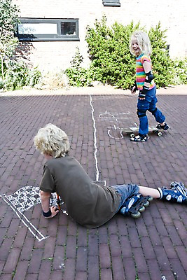 포토 JPG 주간 전신 해외풍경 해외 공원 여자 남자 유럽 어린이 백그라운드 놀이 벽돌 바닥 서기 미소 웃음 사람 앉기 풍경 소녀 소년 취미 야외 두명 초록색 도시풍경 갈색 도시 스케이트보드 롤러블레이드 낙서 보호장비 즐거움 네덜란드 그림 광장 네델란드 어린이만 국내포토 자연요소 공공시설 감정 나라 컬러 모션 표정 장비 보드_스포츠 파일형식