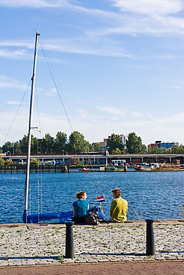 포토 JPG 주간 외국인 나무 구름 해외풍경 해외 건축물 커플 여자 남자 유럽 수상교통 요트 하늘 휴식 대화 사람 앉기 풍경 성인 취미 야외 두명 건물 뒷모습 강 도시풍경 마주보기 맑음 도시 강가 네덜란드 네델란드 성인만 국내포토 자연요소 식물 건축 나라 교통수단 뷰포인트 컨셉 관계 모션 날씨 말하기 인종 배 선박 파일형식