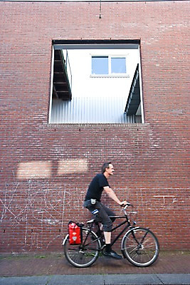 포토 JPG 주간 외국인 해외풍경 해외 건축물 외관 남자 유럽 창문 벽돌 주택 외벽 한명 사람 풍경 성인 야외 건물 옆모습 인테리어 도시풍경 자전거 운전 도시 보행자 승차 네덜란드 네델란드 남자만 남자한명만 성인남자만 성인만 국내포토 자연요소 1 디자인 건축 나라 벽 뷰포인트 모션 인종 바이크 파일형식