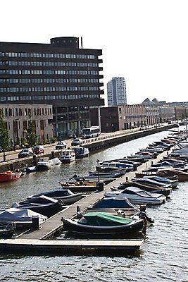 포토 JPG 주간 외국인 해외풍경 해외 건축물 유럽 도로 교통수단 수상교통 자동차 사람 풍경 여러명 성인 야외 건물 물 강 도시풍경 항구 차도 도시 보트 보행자 묶기 정박 네덜란드 네델란드 선박 성인만 국내포토 자연요소 건축 나라 길 육상교통 다수 교통 교통시설 모션 인종 배 파일형식