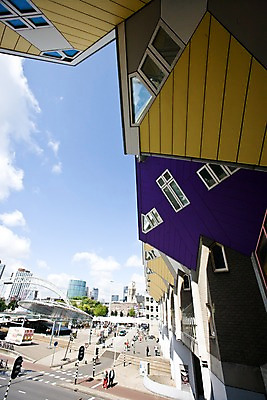 포토 JPG 주간 외국인 구름 건축물 외관 유럽 문화 도로 길 예술 하늘 주택 사람 풍경 여러명 성인 야외 건물 인테리어 하이앵글 도시풍경 도시 보행자 횡단보도 숙박업 신호등 큐브 네덜란드 정사각형 네델란드 로테르담 성인만 국내포토 자연요소 도형 디자인 건축 나라 산업 뷰포인트 다수 교통시설 인종 보행로 파일형식