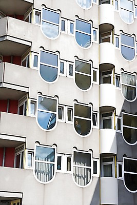 포토 JPG 주간 외국인 건축물 외관 여자 유럽 문화 예술 창문 주택 한명 사람 풍경 성인 야외 건물 인테리어 도시풍경 연필 도시 숙박업 네덜란드 네델란드 로테르담 연필모양 여자만 여자한명만 성인여자만 성인만 국내포토 자연요소 모양 1 디자인 건축 나라 산업 학용품 인종 필기구 파일형식