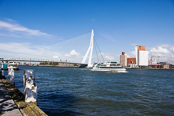 포토 JPG 주간 구름 해외풍경 해외 유럽 수상교통 하늘 풍경 빌딩 사람없음 야외 건물 물 강 도시풍경 맑음 도시 유람선 네덜란드 네델란드 로테르담 현수교 가교 선박 국내포토 자연요소 건축물 나라 교통수단 배_교통 날씨 다리_건축물 파일형식