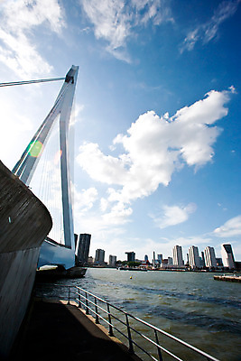 포토 JPG 주간 구름 해외풍경 해외 유럽 로우앵글 수상교통 하늘 풍경 빌딩 사람없음 야외 건물 물 강 도시풍경 맑음 도시 네덜란드 네델란드 로테르담 현수교 가교 선박 국내포토 자연요소 건축물 나라 교통수단 뷰포인트 날씨 다리_건축물 파일형식