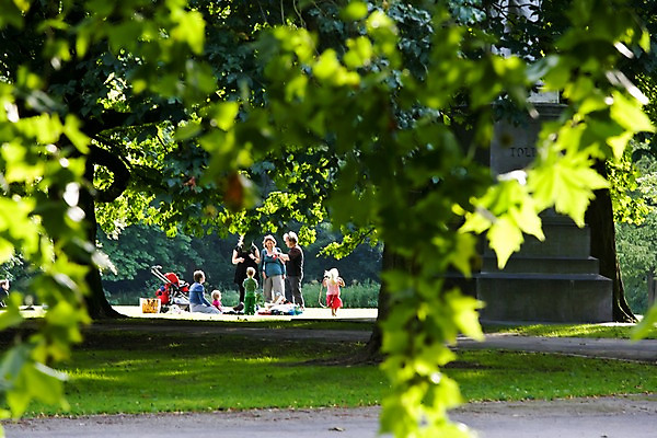 포토 JPG 주간 외국인 나무 식물 해외풍경 해외 공원 여자 남자 유럽 어린이 가족 나뭇잎 사람 풍경 소녀 소년 잔디 초원 여러명 성인 야외 아웃포커스 소풍 네덜란드 조경 유모차 네델란드 로테르담 국내포토 자연요소 공공시설 나라 다수 잎 관계 촬영기법 인종 야외활동 아기용품 파일형식