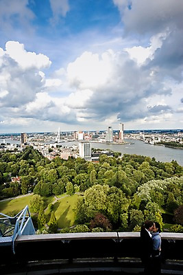 포토 JPG 주간 외국인 나무 구름 해외풍경 해외 건축물 커플 여자 남자 유럽 하늘 키스 주택 사람 풍경 빌딩 성인 야외 두명 건물 강 도시풍경 탑 도시 네덜란드 전망대 네델란드 로테르담 가교 성인만 국내포토 자연요소 식물 건축 나라 관계 인종 애정표현 파일형식