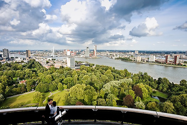 포토 JPG 주간 외국인 나무 구름 해외풍경 해외 건축물 커플 여자 남자 유럽 하늘 키스 주택 사람 풍경 빌딩 성인 야외 두명 건물 강 도시풍경 탑 도시 네덜란드 전망대 네델란드 로테르담 가교 성인만 국내포토 자연요소 식물 건축 나라 관계 인종 애정표현 파일형식