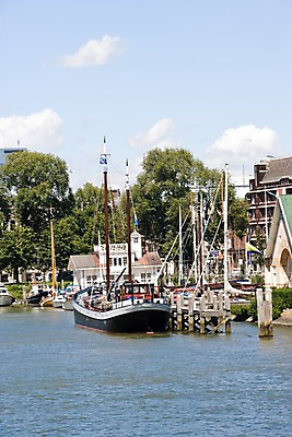 포토 JPG 주간 구름 해외풍경 해외 건축물 유럽 교통수단 바다 수상교통 하늘 주택 풍경 사람없음 야외 건물 항구 맑음 보트 네덜란드 네델란드 나루터 선박 국내포토 자연요소 건축 나라 교통 교통시설 날씨 배 파일형식