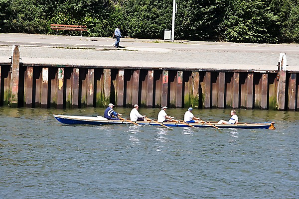포토 JPG 주간 외국인 해외풍경 해외 할아버지 노년 남자 유럽 스포츠 운동선수 사람 앉기 풍경 손짓 경기 여러명 성인 취미 야외 강 운동 건강관리 수상스포츠 연습 노 네덜란드 조정 노젓기 네델란드 남자만 성인남자만 노인만 성인만 노인남자만 국내포토 자연요소 나라 다수 모션 건강 관리 인종 선박 파일형식