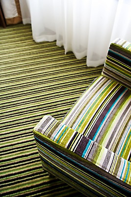 포토 JPG 해외 유럽 백그라운드 거실 의자 호텔 바닥 실내 사람없음 인테리어 소파 깨끗함 줄무늬 커튼 숙박업 네덜란드 정리 네델란드 국내포토 디자인 나라 산업 가구 컨셉 무늬 숙소 내부 파일형식