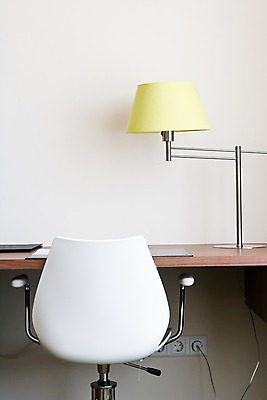 포토 JPG 해외 유럽 거실 의자 탁자 호텔 조명 실내 사람없음 인테리어 스탠드 콘센트 숙박업 전기에너지 책상 네덜란드 문서 네델란드 국내포토 디자인 나라 산업 가구 숙소 내부 에너지 파일형식