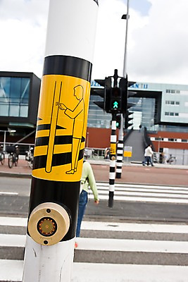 포토 JPG 주간 해외풍경 해외 건축물 유럽 표시 버튼 거리 안내 거리풍경 사람 풍경 빌딩 성인 야외 건물 아웃포커스 도시풍경 도시 보행자 횡단보도 신호등 네덜란드 전봇대 신호 네델란드 청신호 성인만 국내포토 자연요소 공공시설 건축 나라 촬영기법 보행로 파일형식