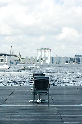 포토 JPG 주간 구름 해외풍경 해외 유럽 교통수단 수상교통 의자 창문 하늘 풍경 빌딩 사람없음 야외 건물 아웃포커스 물 강 도시풍경 다리 도시 유람선 네덜란드 네델란드 창밖 가교 선박 국내포토 자연요소 건축물 나라 가구 교통 촬영기법 배 파일형식