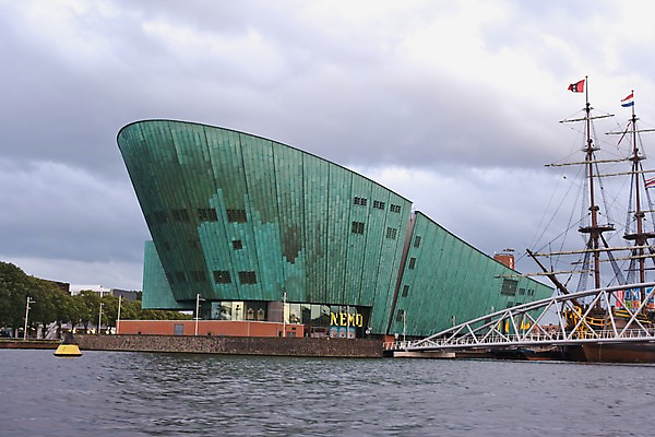 포토 JPG 주간 구름 해외풍경 해외 외관 유럽 과학 하늘 사람없음 야외 물 인테리어 강 도시풍경 사각형 과학기술 도시 수면 전시회 네덜란드 박물관 운하 네델란드 흐림 NEMO 암스테르담 선박 국내포토 자연요소 도형 디자인 나라 수상교통 날씨 기술 풍경 전시 파일형식