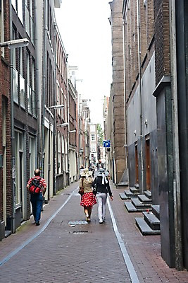 포토 JPG 주간 해외풍경 해외 건축물 여자 남자 유럽 도로 길 주택 사람 풍경 여러명 성인 야외 건물 뒷모습 도시풍경 걷기 상점 원근감 도시 보행자 골목길 네덜란드 네델란드 성인만 국내포토 자연요소 건축 나라 뷰포인트 다수 교통시설 모션 파일형식