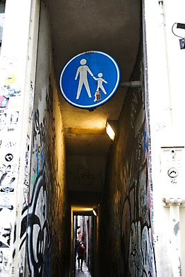 포토 JPG 주간 해외풍경 해외 유럽 표시 조명 안내 알림판 사람 풍경 야외 아웃포커스 도시풍경 도시 표지판 골목길 그래피티 벽화 네덜란드 천장 그림 네델란드 국내포토 자연요소 나라 길 촬영기법 낙서 파일형식