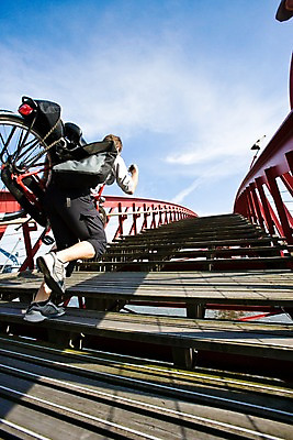 포토 JPG 전신 외국인 구름 해외풍경 해외 남자 유럽 로우앵글 이동 하늘 한명 들기 사람 풍경 성인 뒷모습 걷기 건강관리 계단 맑음 자전거 다리 네덜란드 오르기 네델란드 가교 남자만 남자한명만 성인남자만 성인만 국내포토 자연요소 1 건축물 나라 뷰포인트 컨셉 모션 날씨 건강 관리 인종 바이크 파일형식