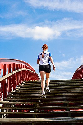 포토 JPG 전신 외국인 구름 해외풍경 해외 여자 유럽 로우앵글 하늘 한명 사람 풍경 성인 뒷모습 운동복 운동 걷기 건강관리 계단 맑음 네덜란드 오르기 네델란드 가교 여자만 여자한명만 성인여자만 성인만 국내포토 자연요소 1 건축물 옷 나라 뷰포인트 모션 날씨 건강 관리 인종 파일형식
