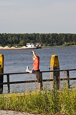포토 JPG 주간 외국인 나무 식물 해외풍경 해외 여자 유럽 바다 한명 사람 풍경 성인 해변 야외 건물 운동 건강관리 스트레칭 풀 수면 네덜란드 네델란드 여자만 여자한명만 성인여자만 성인만 국내포토 자연요소 1 건축물 나라 건강 관리 인종 파일형식