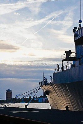 포토 JPG 주간 구름 해외풍경 해외 남자 유럽 밧줄 줄 교통수단 바다 수상교통 난간 하늘 한명 서기 사람 풍경 성인 해변 야외 울타리 항구 일몰 묶기 정박 네덜란드 선원 네델란드 선박 남자만 남자한명만 성인남자만 성인만 국내포토 자연요소 1 나라 교통 배_교통 교통시설 모션 담장 노을 파일형식