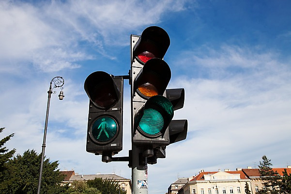포토 JPG 주간 나무 구름 해외풍경 해외 시설물 건축물 유럽 로우앵글 가로등 표시 하늘 안내 풍경 사람없음 야외 건물 도시풍경 맑음 도시 신호등 신호 크로아티아 청신호 국내포토 자연요소 식물 공공시설 건축 나라 뷰포인트 날씨 파일형식
