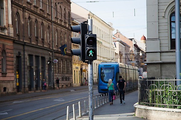 포토 JPG 주간 외국인 해외풍경 해외 건축물 유럽 도로 육상교통 교통수단 버스 대중교통 사람 풍경 여러명 성인 야외 건물 도시풍경 상점 도시 보행자 보행로 신호등 전차 크로아티아 청신호 자그레브 트램 성인만 국내포토 자연요소 건축 나라 길 다수 교통 교통시설 인종 파일형식
