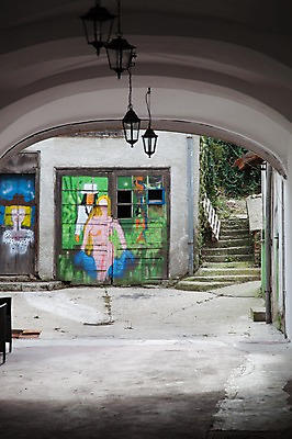 포토 JPG 주간 해외풍경 해외 건축물 외관 유럽 조명 주택 풍경 사람없음 야외 건물 도시풍경 계단 마을 도시 터널 그래피티 창고 벽화 그림 크로아티아 국내포토 자연요소 건축 나라 길 낙서 파일형식