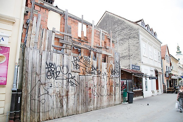 포토 JPG 주간 외국인 해외풍경 해외 건축물 여자 유럽 거리 주택 거리풍경 한명 사람 풍경 성인 야외 건물 도시풍경 상점 도시 보행자 골목길 낙서 그래피티 벽화 그림 크로아티아 여자만 여자한명만 성인여자만 성인만 국내포토 자연요소 1 건축 나라 길 인종 파일형식