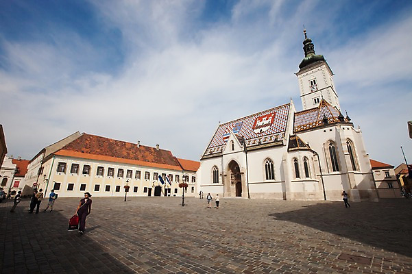 포토 JPG 주간 구름 해외풍경 해외 건축물 여자 남자 유럽 로우앵글 다수 십자가 종교시설 하늘 지붕 사람 풍경 여러명 성인 야외 건물 관광지 도시풍경 성당 여행객 맑음 도시 국기 심볼 그림 광장 모자이크 크로아티아 종탑 산마르코대성당 자그레브 성인만 국내포토 자연요소 건축 나라 종교 뷰포인트 여행 종교건축 날씨 탑 이탈리아 시설 파일형식