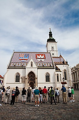 포토 JPG 주간 구름 해외풍경 해외 건축물 여자 남자 유럽 로우앵글 다수 십자가 종교시설 하늘 지붕 사람 풍경 여러명 성인 야외 건물 관광지 도시풍경 성당 여행객 맑음 도시 국기 심볼 그림 모자이크 크로아티아 종탑 산마르코대성당 자그레브 성인만 국내포토 자연요소 건축 나라 종교 뷰포인트 여행 종교건축 날씨 탑 이탈리아 시설 파일형식