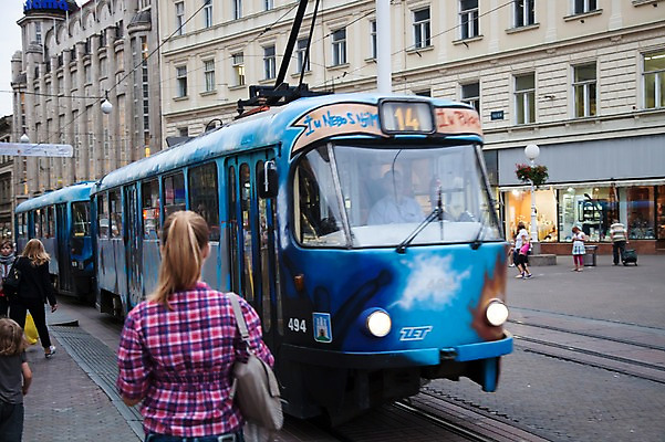 포토 JPG 주간 외국인 해외풍경 해외 건축물 유럽 육상교통 교통수단 버스 대중교통 사람 풍경 여러명 성인 야외 건물 도시풍경 상점 도시 보행자 역 전차 크로아티아 자그레브 트램 성인만 국내포토 자연요소 건축 나라 다수 교통 교통시설 인종 파일형식
