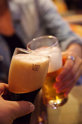 포토 JPG 해외 손 유럽 음료 잔 맥주 주류 실내 들기 손짓 아웃포커스 신체부위 컵 거품 충돌 건배 크로아티아 흑맥주 국내포토 식기 나라 모션 촬영기법 사람 내부 파일형식