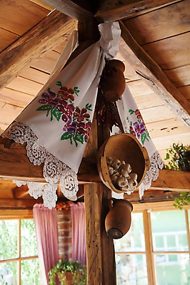 포토 JPG 주간 해외풍경 해외 유럽 전통문화 생활용품 거실 창문 고추 주택 실내 매달리기 마늘 사람없음 건물 인테리어 커튼 항아리 천장 목조 크로아티아 걸림 국내포토 자연요소 전통 건축물 디자인 나라 문화 채소 모션 풍경 내부 도자기 오브젝트 파일형식