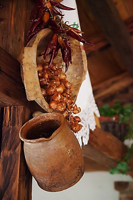 포토 JPG 해외풍경 해외 유럽 전통문화 생활용품 고추 양파 선반 주택 건조 실내 매달리기 풍경 사람없음 아웃포커스 인테리어 항아리 크로아티아 걸림 엮은 국내포토 전통 디자인 나라 문화 가구 채소 모션 촬영기법 내부 건물 도자기 오브젝트 파일형식