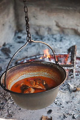 포토 JPG 주간 해외풍경 해외 유럽 음식 사람없음 야외 아웃포커스 냄비 생선요리 국물 화로 숯 크로아티아 숯불 매운탕 생선매운탕 양철 국내포토 자연요소 그릇 나라 촬영기법 어류 풍경 솥 탕 파일형식