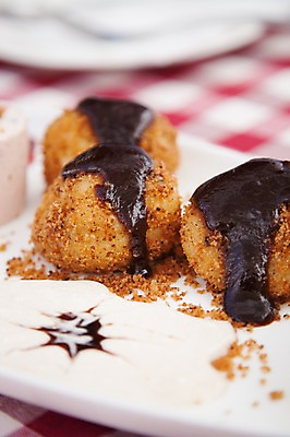 포토 JPG 해외 그릇 접시 유럽 음식 탁자 디저트 실내 사람없음 아웃포커스 장식 초콜릿 식탁보 담기 시럽 크로아티아 찰떡 국내포토 식기 나라 가구 모션 떡 촬영기법 내부 파일형식