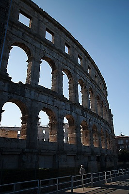 포토 JPG 주간 해외풍경 해외 건축물 남자 건축 유럽 로우앵글 이동 유적지 하늘 벽돌 돌담 한명 사람 풍경 성인 야외 건물 울타리 걷기 맑음 돌_바위 돌 성 옛터 크로아티아 남자만 남자한명만 성인남자만 성인만 국내포토 자연요소 1 나라 뷰포인트 컨셉 고건축 모션 날씨 담장 파일형식