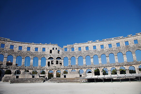 포토 JPG 주간 해외풍경 해외 건축물 건축 유럽 로우앵글 유적지 하늘 벽돌 돌담 풍경 사람없음 야외 건물 맑음 돌_바위 돌 성 옛터 크로아티아 국내포토 자연요소 나라 뷰포인트 고건축 날씨 담장 파일형식